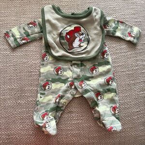 Buc-ee’s Camo Newborn Footed Sleeper + Matching Bib Set | Unisex | 0–8 lbs
